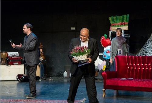 تقدیر از پیروز موسوی در همایش روز جهانی تئاتر/ جزیره خارگ به عنوان مرکز تئاتر کودک و نوجوان شناخته شد
