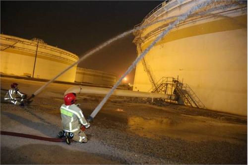 مانور مقابله با آتش‌سوزی مخزن ذخیره‌سازی نفت خام در پایانه نفتی خارگ برگزار شد/ گزارش تصویری