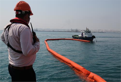 مانور آمادگی مقابله با آلودگی نفتی در دریا در پایانه نفتی خارگ برگزار شد.