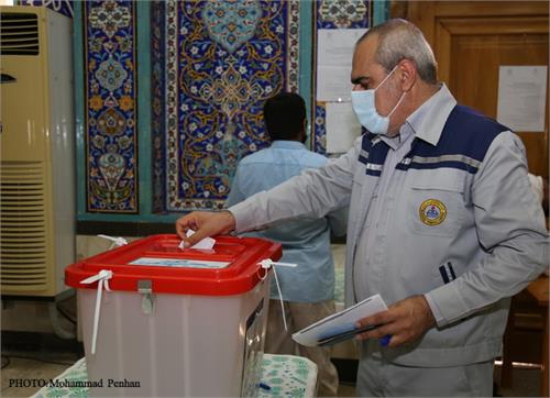 گزارش تصویری 1 / حماسه حضور مردم جزیره خارگ در انتخابات ‌ریاست جمهوری و شوراهای اسلامی شهر و روستا