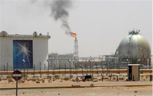 عربستان تولید نفت خام خود را برای ماه ژانویه کاهش می دهد