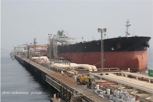 نخستین محموله نفتی ایران به مقصد شیلی بارگیری شد / بارگیری از پایانه نفتی خارگ