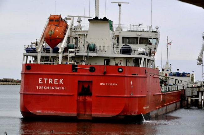 پهلوگیری نفتکش اترک در پایانه نفتی شمال 1