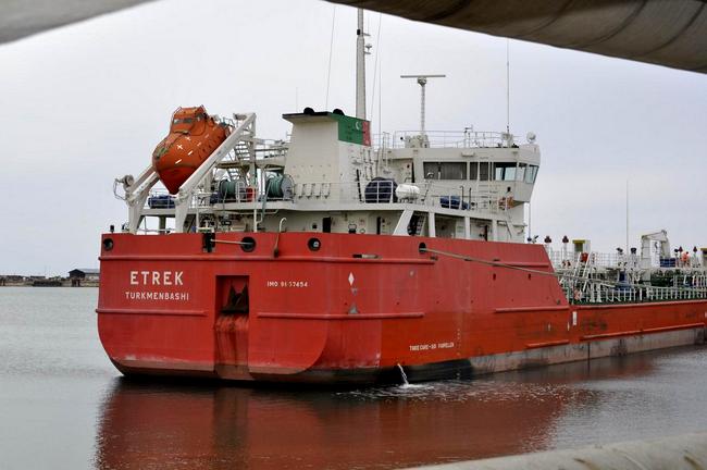 پهلوگیری نفتکش اترک در پایانه نفتی شمال 2