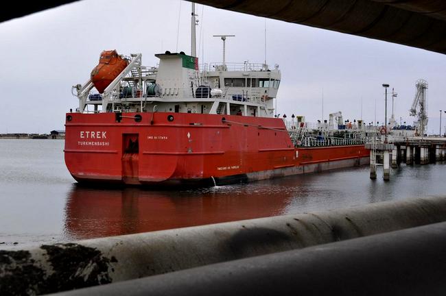 پهلوگیری نفتکش اترک در پایانه نفتی شمال 3