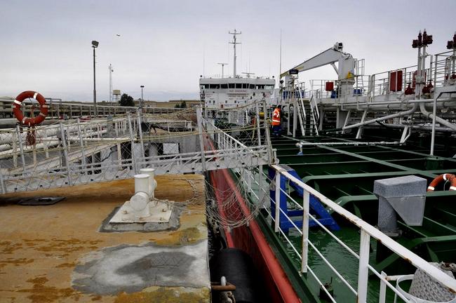 پهلوگیری نفتکش اترک در پایانه نفتی شمال 4