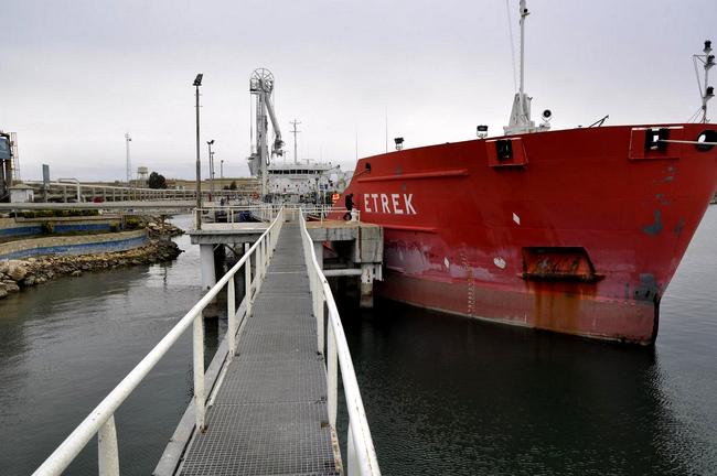 پهلوگیری نفتکش اترک در پایانه نفتی شمال 5