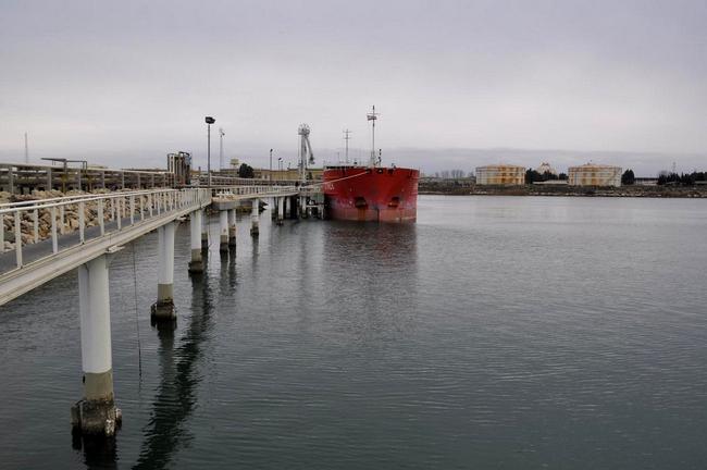 پهلوگیری نفتکش اترک در پایانه نفتی شمال 6