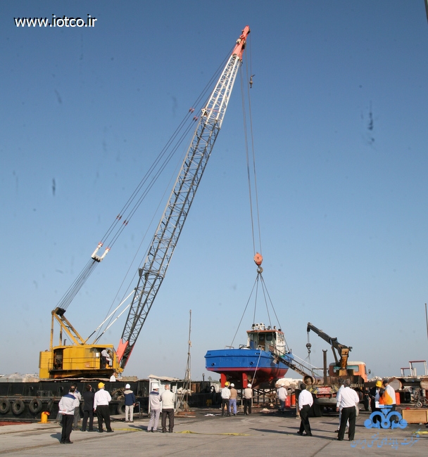 انتقال قایق بهمن یک از ساحل به دریا پس از انجام تعمیرات اساسی  1