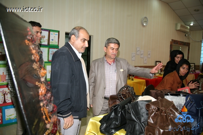 بازدید مدیرعامل از نمایشگاه آثار هنرجویان کلاس های آموزشی امورفرهنگی هنری پایانه نفتی خارگ 1