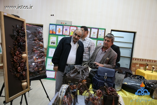 بازدید مدیرعامل از نمایشگاه آثار هنرجویان کلاس های آموزشی امورفرهنگی هنری پایانه نفتی خارگ 2