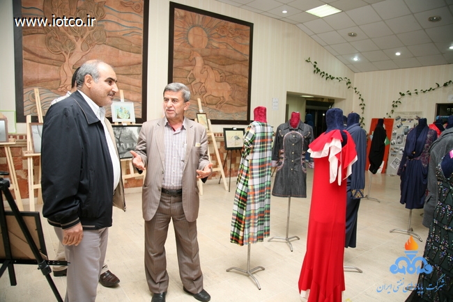 بازدید مدیرعامل از نمایشگاه آثار هنرجویان کلاس های آموزشی امورفرهنگی هنری پایانه نفتی خارگ 4