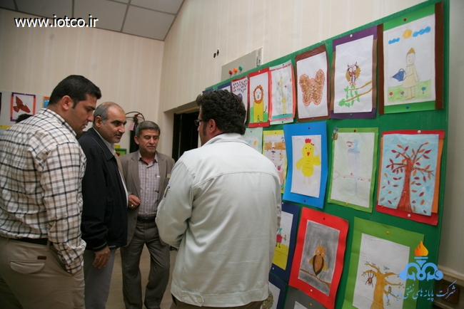 بازدید مدیرعامل از نمایشگاه آثار هنرجویان کلاس های آموزشی امورفرهنگی هنری پایانه نفتی خارگ 5