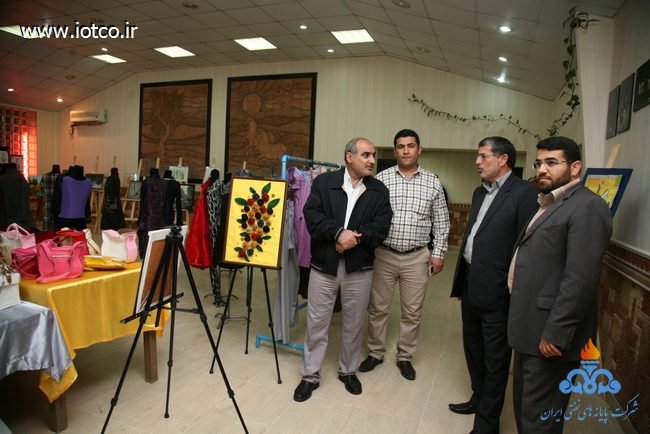 بازدید مدیرعامل از نمایشگاه آثار هنرجویان کلاس های آموزشی امورفرهنگی هنری پایانه نفتی خارگ 9