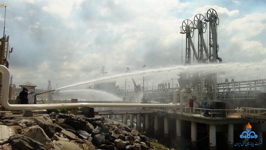 برگزاری مانور عملیاتی امداد و جات در پایانه های نفتی  شمال 17