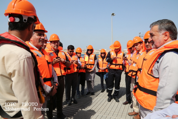 بازدید از پایانه نفتی خارگ 13