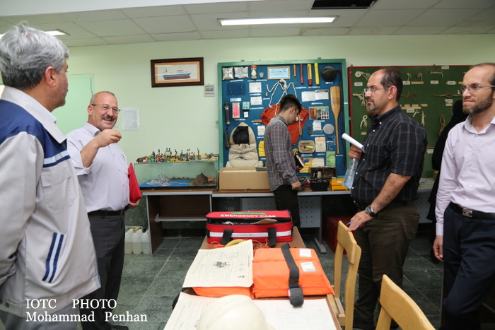 بازدید از پایانه نفتی خارگ 44