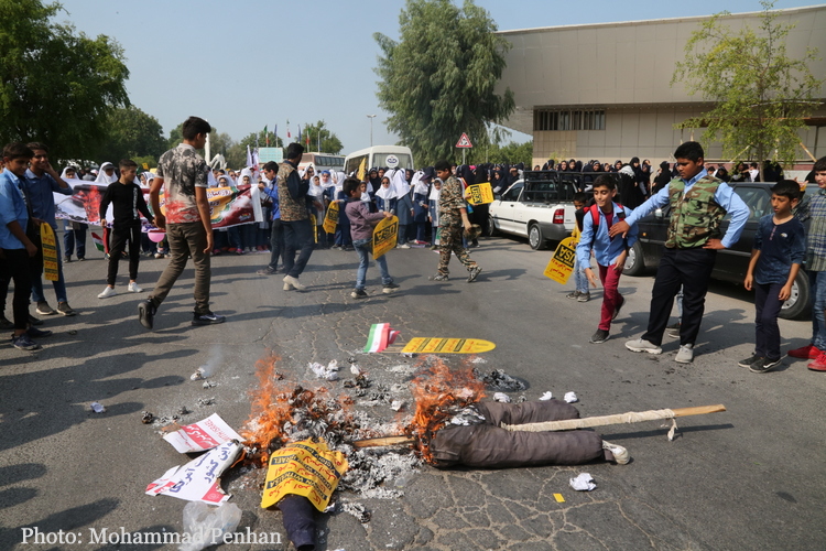 راهپیمایی 13 آبان  57