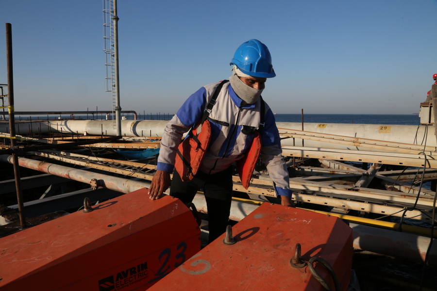 کارگران+ بازدید+ پروژه ها + رییس پایانه نفتی خارگ 2