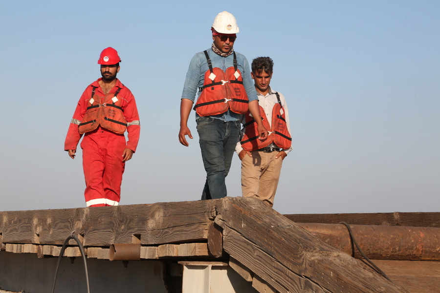 کارگران+ بازدید+ پروژه ها + رییس پایانه نفتی خارگ 13