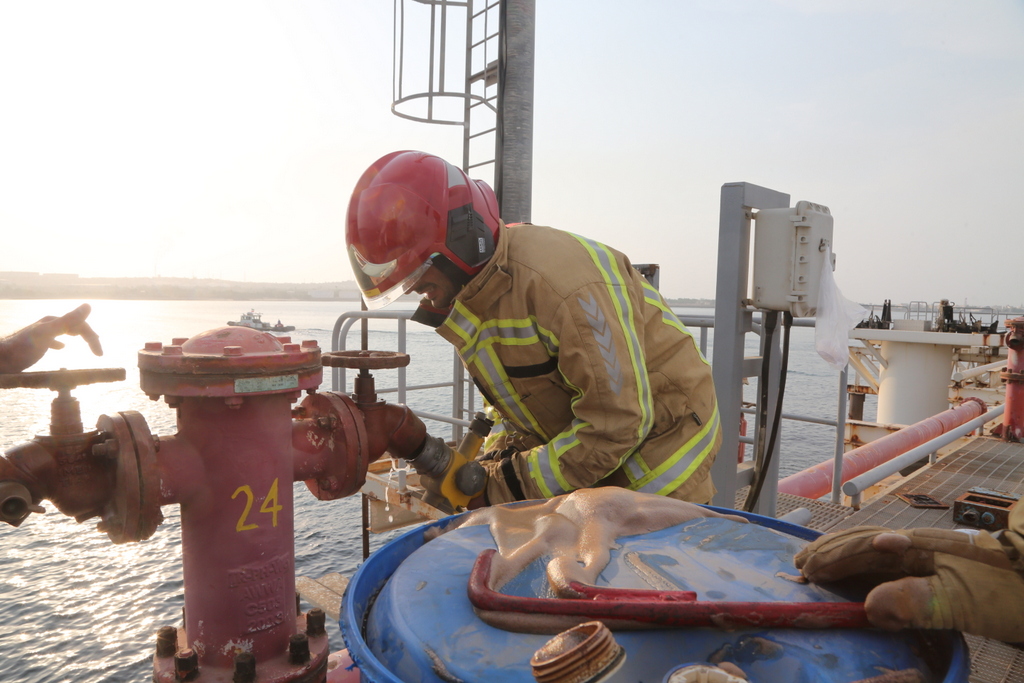 برگزاری مانور امداد و نجات +پایانه نفتی  خارگ  14