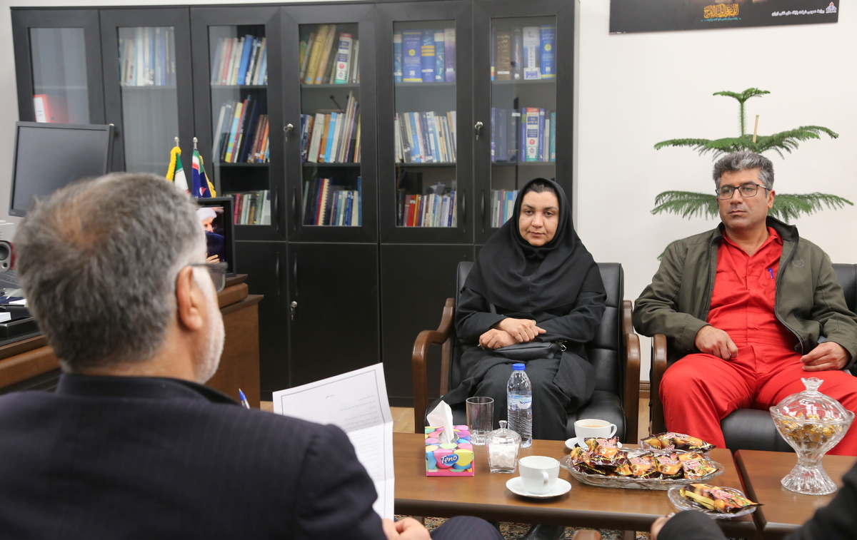 دیدار با کارکنان و بومیان خارگ+ عباس اسدروز 1