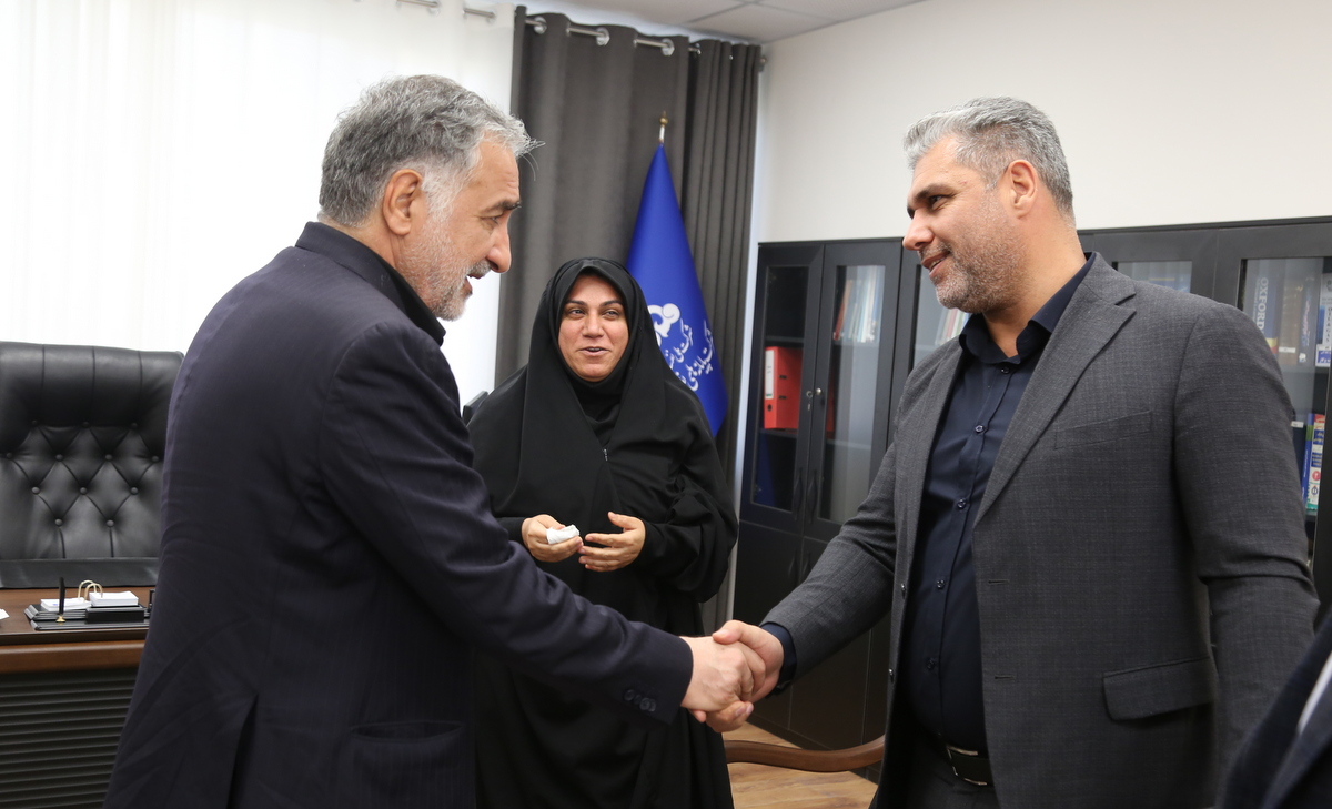 دیدار با کارکنان و بومیان خارگ+ عباس اسدروز 5