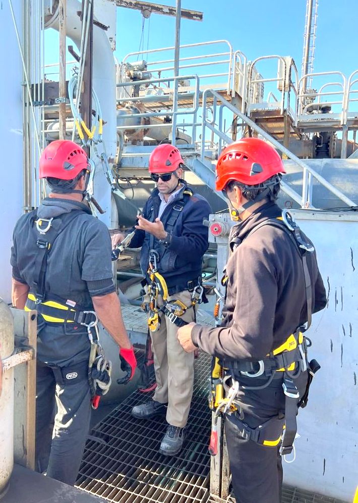 تعمیر بازوی بارگیری +اسکله شرقی خارگ + HSE+تعمیرات  4