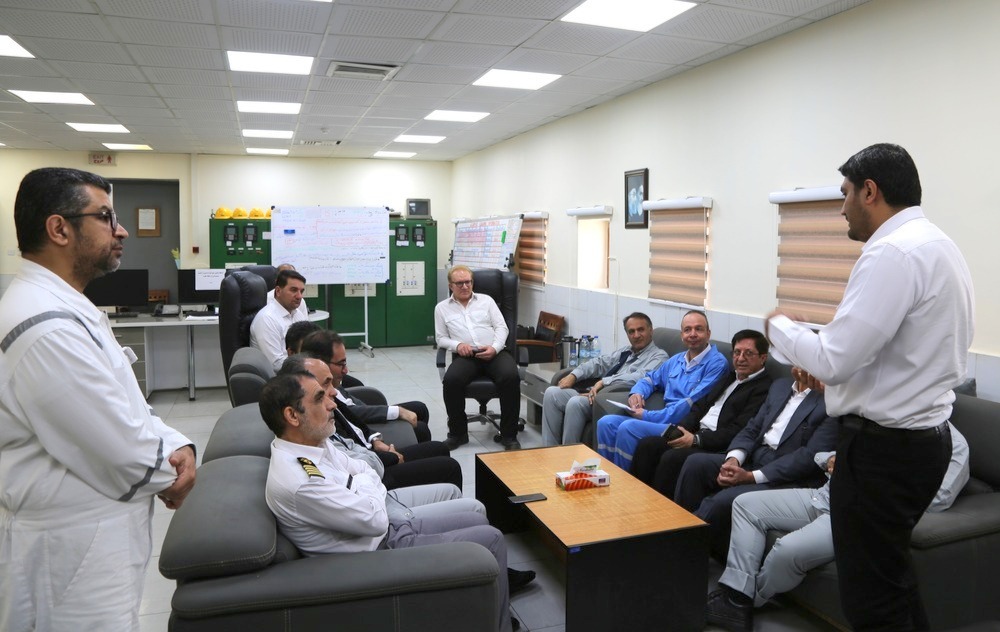 بازدید معاون امور بین‌الملل و بازرگانی وزیر نفت از اداره کنترل کیفیت و میترینگ آذرپاد پایانه نفتی خارگ 1