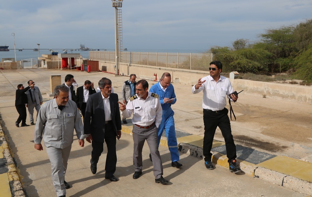 بازدید معاون امور بین‌الملل و بازرگانی وزیر نفت از اداره کنترل کیفیت و میترینگ آذرپاد پایانه نفتی خارگ 3