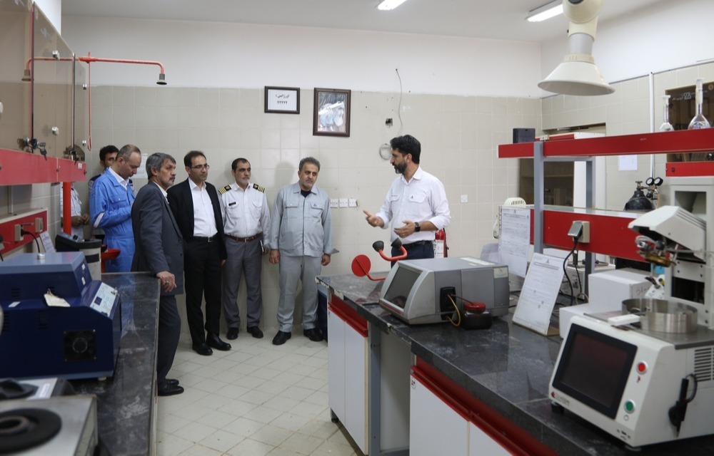 بازدید معاون امور بین‌الملل و بازرگانی وزیر نفت از اداره کنترل کیفیت و میترینگ آذرپاد پایانه نفتی خارگ 6
