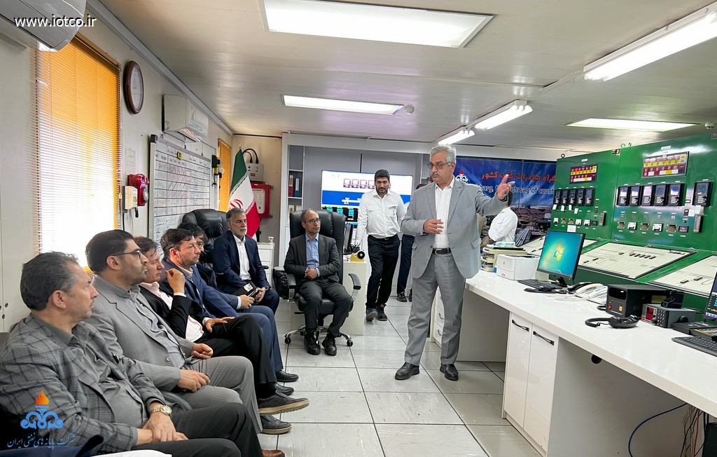 بازدید+ اعضای کمیسیون قضایی مجلس شورای اسلامی + قضات عالی‌رتبه کشور + پایانه نفتی خارگ+مهدی مهرانگیز، مدیرکل دادگستری استان بوشهر + جعفر پورکبگانی، نماینده مردم بوشهر، گناوه، دیلم و خارگ 1