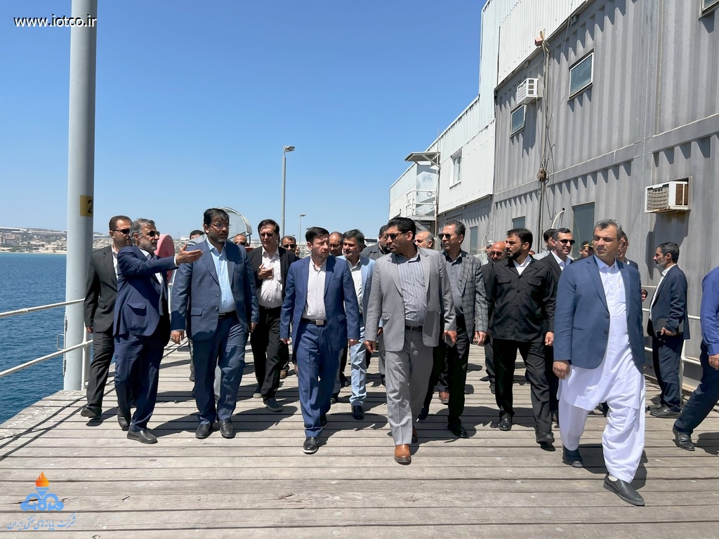 بازدید+ اعضای کمیسیون قضایی مجلس شورای اسلامی + قضات عالی‌رتبه کشور + پایانه نفتی خارگ+مهدی مهرانگیز، مدیرکل دادگستری استان بوشهر + جعفر پورکبگانی، نماینده مردم بوشهر، گناوه، دیلم و خارگ 4