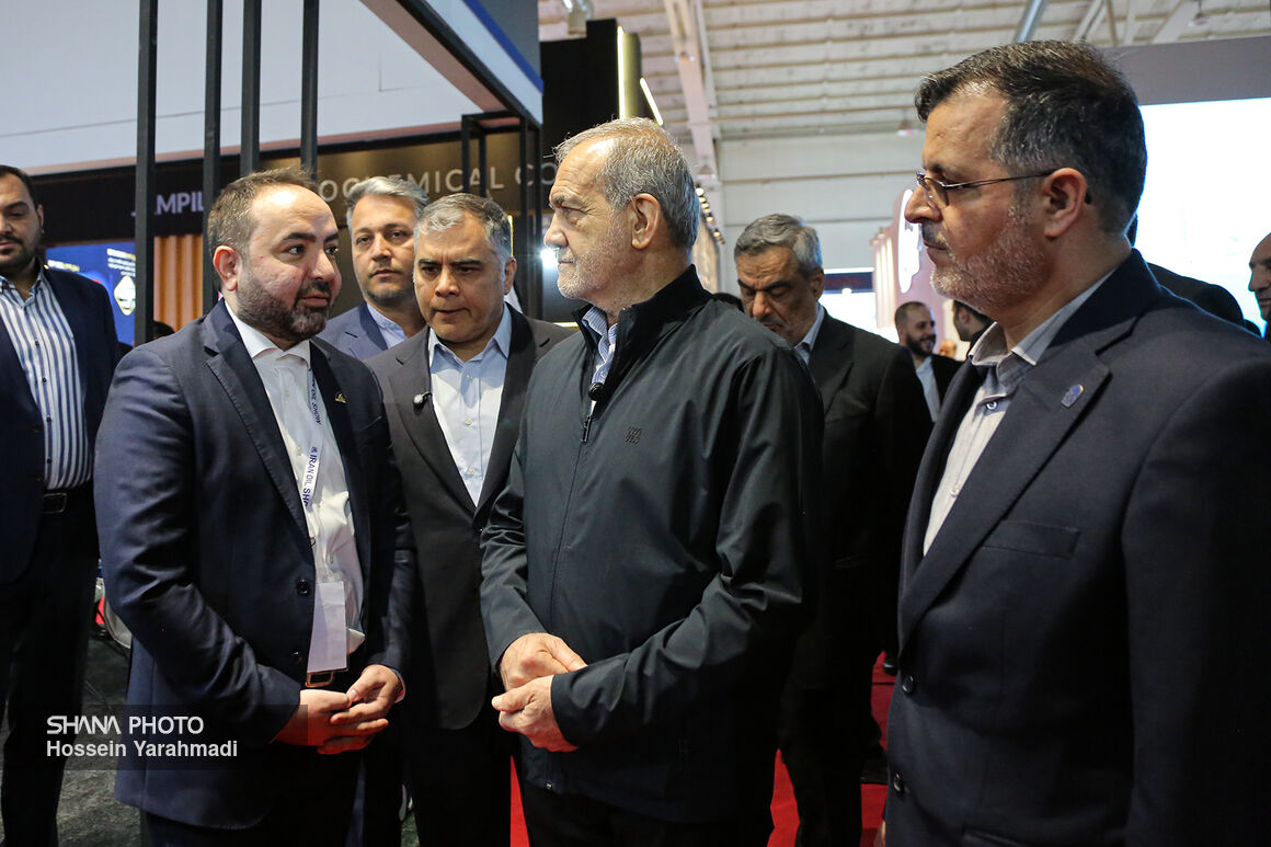 بازدید رئیس‌جمهوری از بیست‌ونهمین نمایشگاه نفت 2