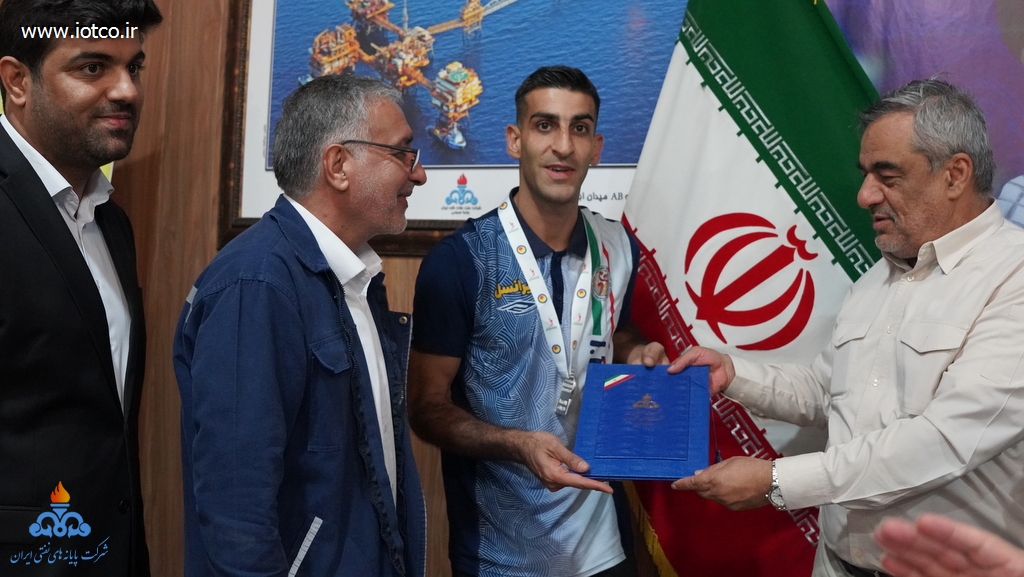 حمید بورد+ عباس اسدروز، مدیرعامل شرکت پایانه‌های نفتی ایران، وحید عرب‌زاده،+ هندبال ساحلی  1