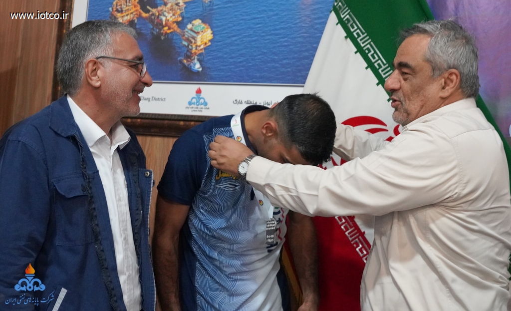 حمید بورد+ عباس اسدروز، مدیرعامل شرکت پایانه‌های نفتی ایران، وحید عرب‌زاده،+ هندبال ساحلی  2