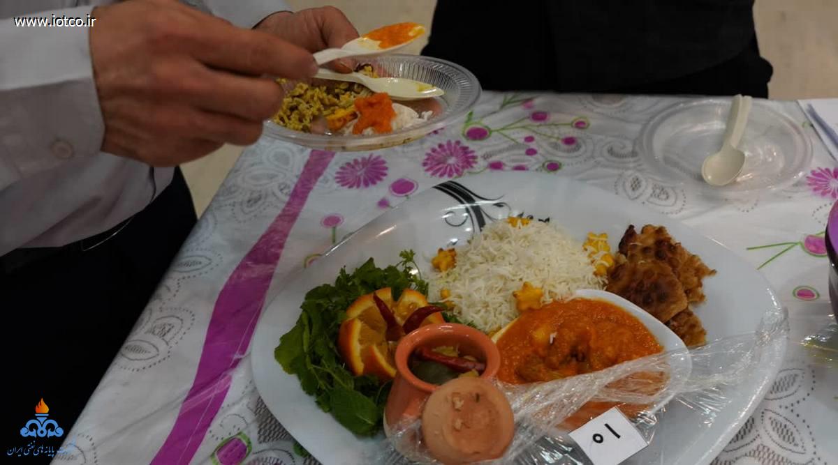 برگزاری جشنواره پخت کیک و شیرینی و جشنواره پخت غذای محلی در پایانه نفتی خارگ 17