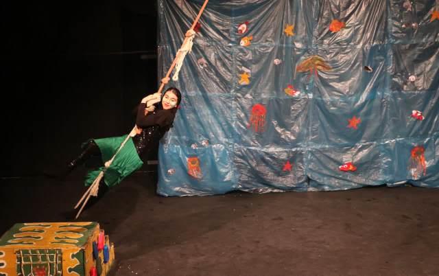 نمایش‌های اجرا شده در دوازدهمین جشنواره تئاتر «کودک و نوجوان» جزیره خارگ 30