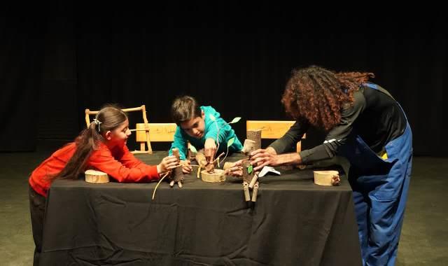 نمایش‌های اجرا شده در دوازدهمین جشنواره تئاتر «کودک و نوجوان» جزیره خارگ 26