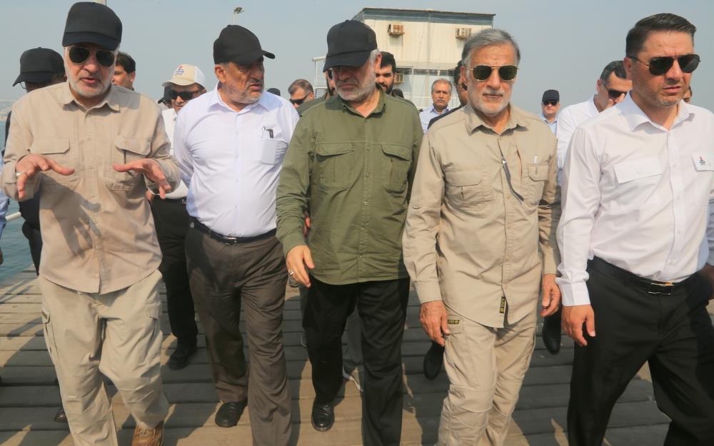 لی نیکزاد، نایب‌رئیس مجلس شورای اسلامی به همراه  حمید بورد، مدیرعامل شرکت ملی نفت ایران، جعفر پورکبگانی، نماینده مردم بوشهر، گناوه، دیلم و خارگ در مجلس شورای اسلامی، عباس اسدروز، مدیرعامل شرکت پایانه‌های نفتی ایران  69
