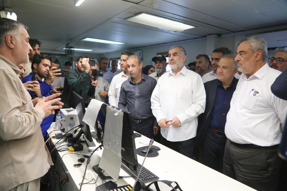 لی نیکزاد، نایب‌رئیس مجلس شورای اسلامی به همراه  حمید بورد، مدیرعامل شرکت ملی نفت ایران، جعفر پورکبگانی، نماینده مردم بوشهر، گناوه، دیلم و خارگ در مجلس شورای اسلامی، عباس اسدروز، مدیرعامل شرکت پایانه‌های نفتی ایران  46