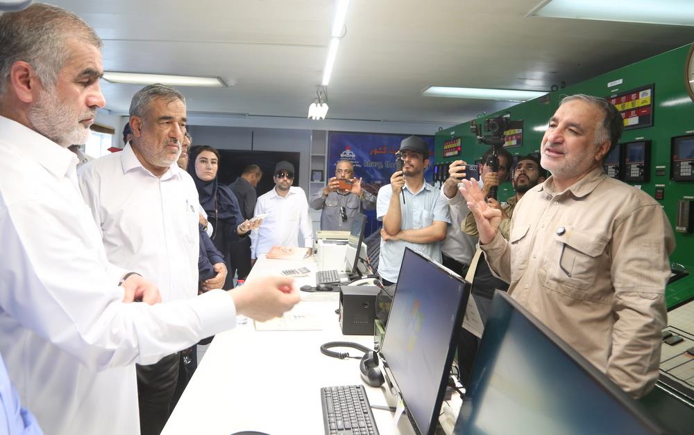 لی نیکزاد، نایب‌رئیس مجلس شورای اسلامی به همراه  حمید بورد، مدیرعامل شرکت ملی نفت ایران، جعفر پورکبگانی، نماینده مردم بوشهر، گناوه، دیلم و خارگ در مجلس شورای اسلامی، عباس اسدروز، مدیرعامل شرکت پایانه‌های نفتی ایران  45