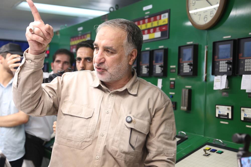 لی نیکزاد، نایب‌رئیس مجلس شورای اسلامی به همراه  حمید بورد، مدیرعامل شرکت ملی نفت ایران، جعفر پورکبگانی، نماینده مردم بوشهر، گناوه، دیلم و خارگ در مجلس شورای اسلامی، عباس اسدروز، مدیرعامل شرکت پایانه‌های نفتی ایران  44
