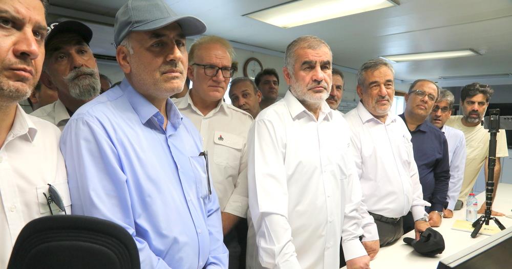 لی نیکزاد، نایب‌رئیس مجلس شورای اسلامی به همراه  حمید بورد، مدیرعامل شرکت ملی نفت ایران، جعفر پورکبگانی، نماینده مردم بوشهر، گناوه، دیلم و خارگ در مجلس شورای اسلامی، عباس اسدروز، مدیرعامل شرکت پایانه‌های نفتی ایران  32