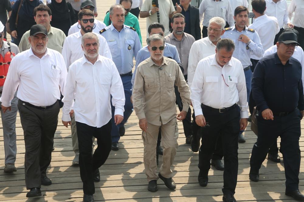 لی نیکزاد، نایب‌رئیس مجلس شورای اسلامی به همراه  حمید بورد، مدیرعامل شرکت ملی نفت ایران، جعفر پورکبگانی، نماینده مردم بوشهر، گناوه، دیلم و خارگ در مجلس شورای اسلامی، عباس اسدروز، مدیرعامل شرکت پایانه‌های نفتی ایران  24