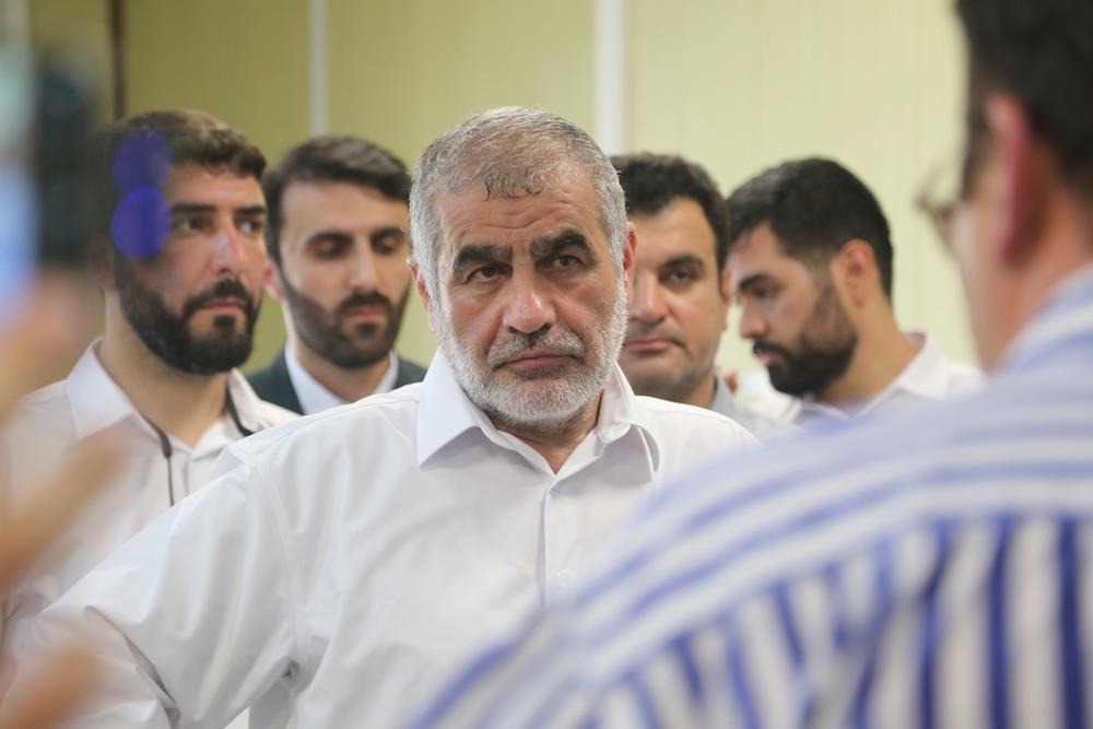 لی نیکزاد، نایب‌رئیس مجلس شورای اسلامی به همراه  حمید بورد، مدیرعامل شرکت ملی نفت ایران، جعفر پورکبگانی، نماینده مردم بوشهر، گناوه، دیلم و خارگ در مجلس شورای اسلامی، عباس اسدروز، مدیرعامل شرکت پایانه‌های نفتی ایران  20
