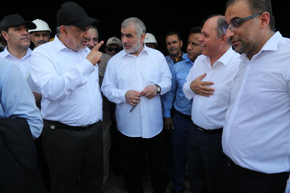 لی نیکزاد، نایب‌رئیس مجلس شورای اسلامی به همراه  حمید بورد، مدیرعامل شرکت ملی نفت ایران، جعفر پورکبگانی، نماینده مردم بوشهر، گناوه، دیلم و خارگ در مجلس شورای اسلامی، عباس اسدروز، مدیرعامل شرکت پایانه‌های نفتی ایران  13