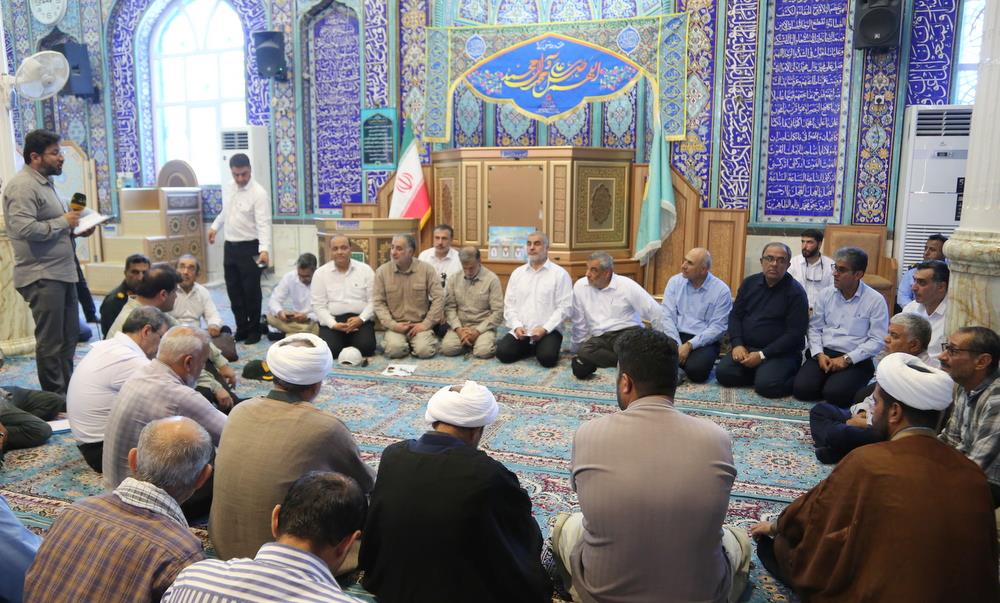 لی نیکزاد، نایب‌رئیس مجلس شورای اسلامی به همراه  حمید بورد، مدیرعامل شرکت ملی نفت ایران، جعفر پورکبگانی، نماینده مردم بوشهر، گناوه، دیلم و خارگ در مجلس شورای اسلامی، عباس اسدروز، مدیرعامل شرکت پایانه‌های نفتی ایران  11