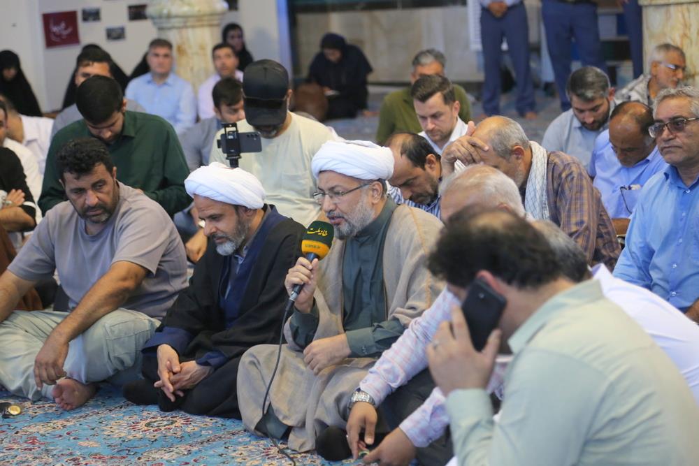 لی نیکزاد، نایب‌رئیس مجلس شورای اسلامی به همراه  حمید بورد، مدیرعامل شرکت ملی نفت ایران، جعفر پورکبگانی، نماینده مردم بوشهر، گناوه، دیلم و خارگ در مجلس شورای اسلامی، عباس اسدروز، مدیرعامل شرکت پایانه‌های نفتی ایران  8