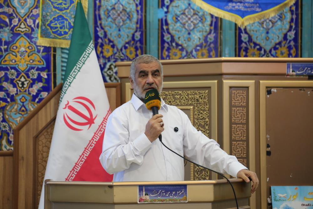 لی نیکزاد، نایب‌رئیس مجلس شورای اسلامی به همراه  حمید بورد، مدیرعامل شرکت ملی نفت ایران، جعفر پورکبگانی، نماینده مردم بوشهر، گناوه، دیلم و خارگ در مجلس شورای اسلامی، عباس اسدروز، مدیرعامل شرکت پایانه‌های نفتی ایران  4